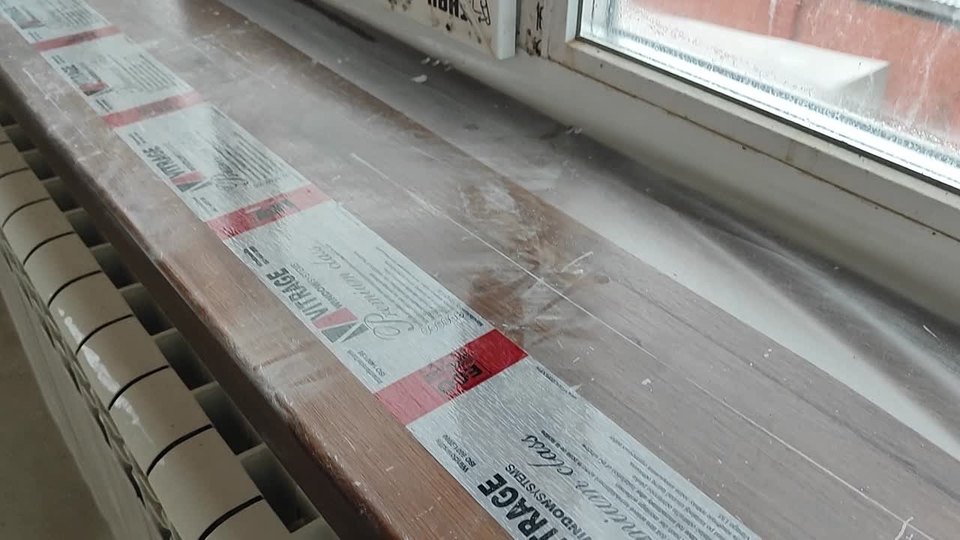 Установка откосов и подоконников в загородном доме